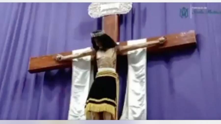 Captan a una figura de Cristo moviendo su cabeza durante una misa en Puebla