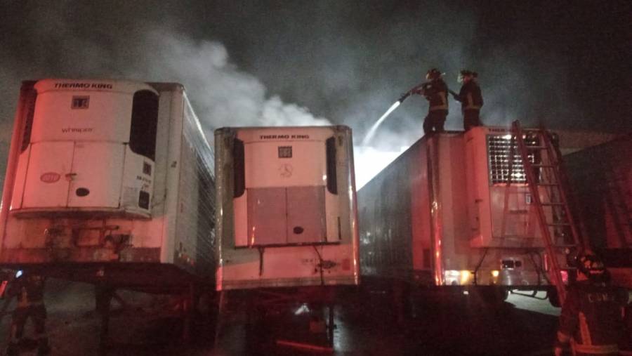 Incendio consume tres contenedores de tráiler en la Central de Abasto
