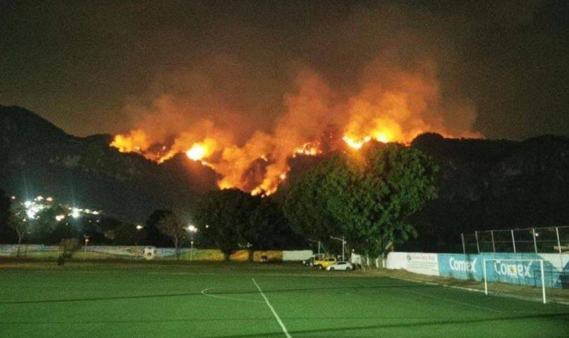 Incendio en Tepoztlán se extiende a cerros de San Juan Tlacotenco