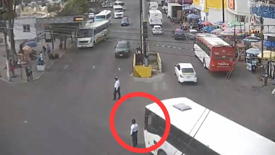 Video: En Toluca, autobús atropella a policía de tránsito