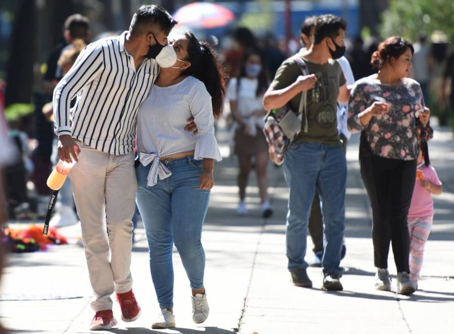 ¡Besucones! En pandemia, mexicanos besan m&aacute;s a amantes que a su pareja