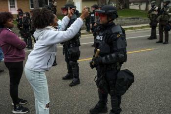 Contin&uacute;an protestas en Minneapolis, EE. UU. por muerte de afroamericano