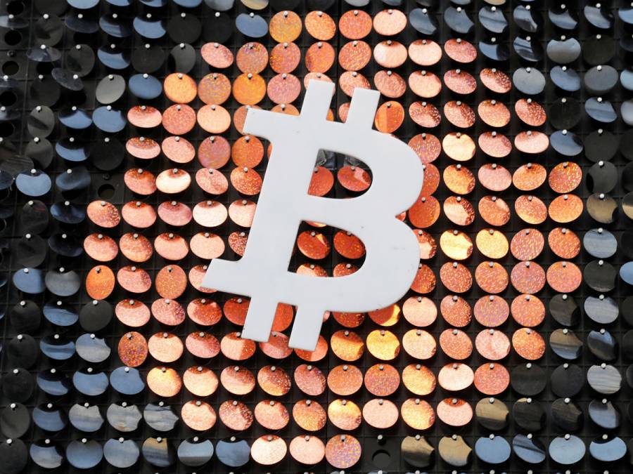 Se dispara el precio del bitcoin; supera los 64 mil dólares