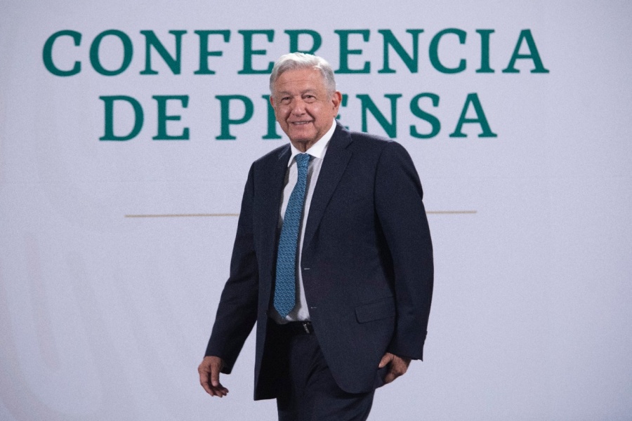 Atentado a la democracia, retiro de candidaturas: AMLO