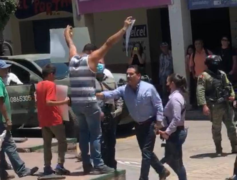 Siguen las agresiones de Silvano Aureoles a profesor; teme por su seguridad, denuncian maestros