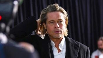 Captan a Brad Pitt saliendo en silla de ruedas de hospital en Los Ángeles