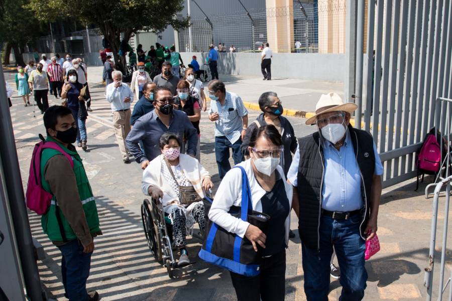 Da inicio vacunación contra COVID-19 a adultos mayores rezagados en la CDMX