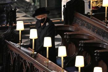 Isabel II se despide del pr&iacute;ncipe Felipe