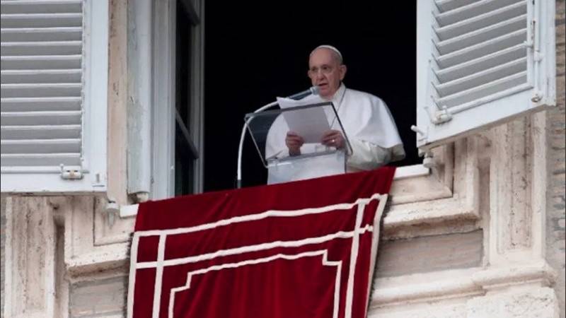 Pronuncia el papa su plegaria dominical ante la gente reunida en la Plaza de San Pedro