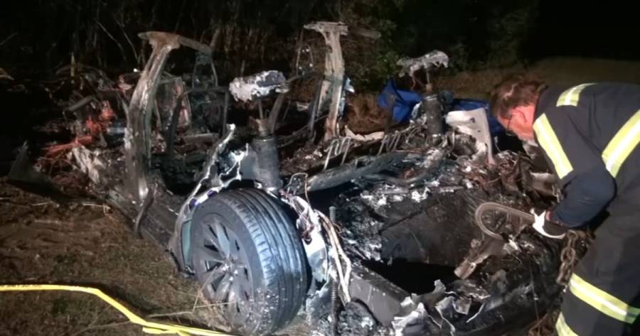 Tesla choca contra un árbol y mueren dos personas, ninguna de ellas iba conduciendo