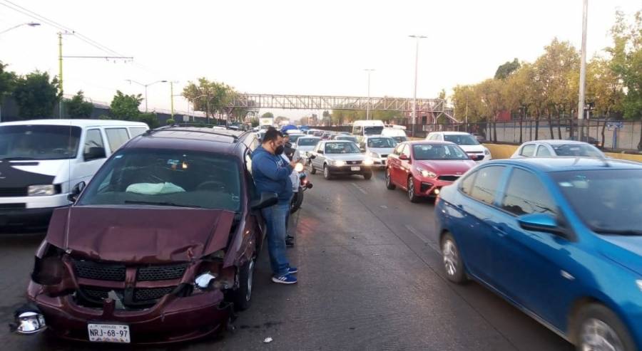 Se registra choque múltiple en Circuito Interior; hay siete vehículos afectados