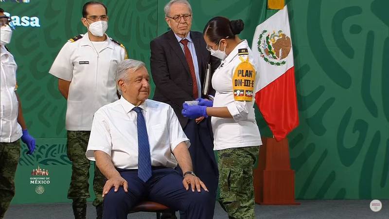 López Obrador recibe vacuna contra Covid-19 en Palacio Nacional