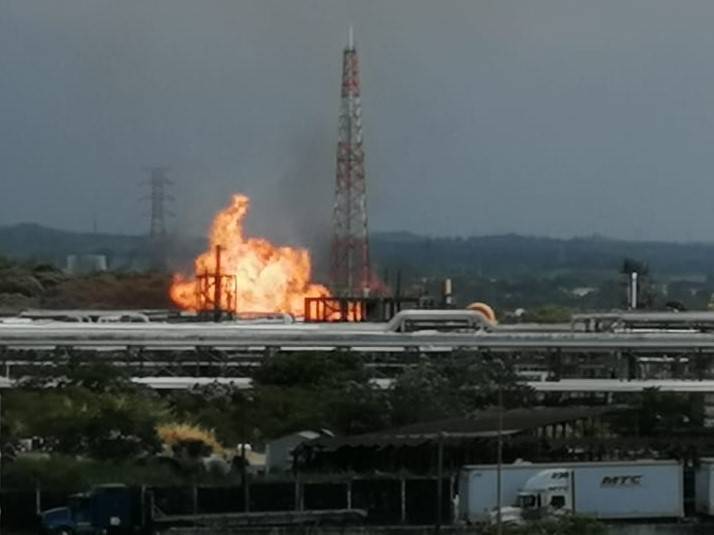 Evacuan complejo petroqu&iacute;mico de Pajaritos en Veracruz, por fuerte explosi&oacute;n e incendio
