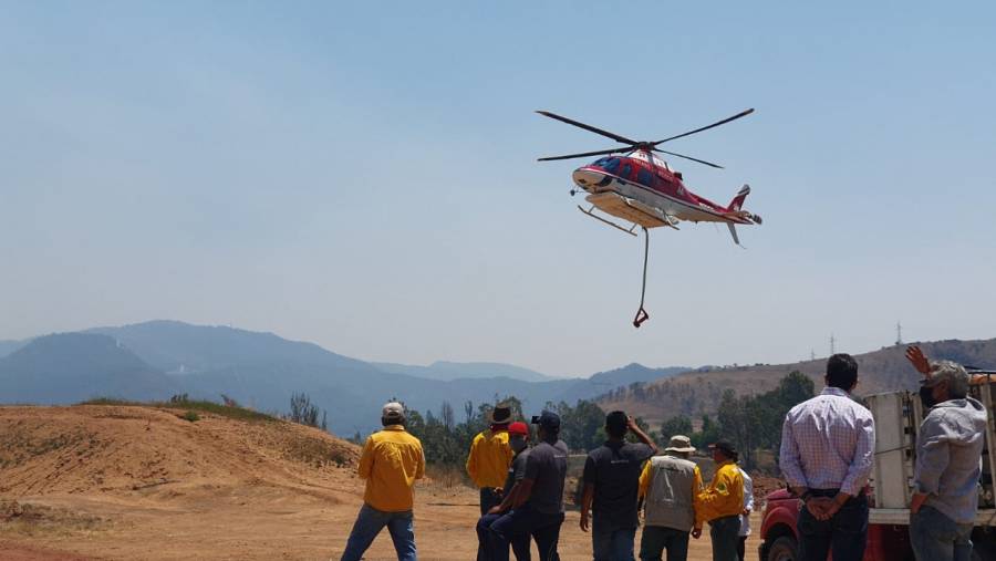 Continúa combate de incendio forestal en el Valle de Bravo