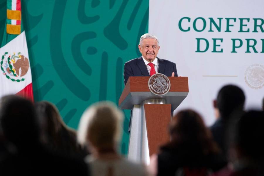 “Debe dejar de presumir logros en mañaneras”, dice INE al apercibir a AMLO