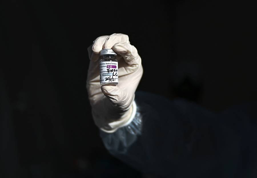 Por coágulos fallecen 32 vacunados con AstraZeneca en Reino Unido