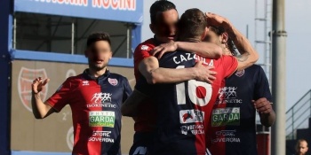 Acusan a cinco futbolistas de equipo italiano de violar a una joven de 20 años