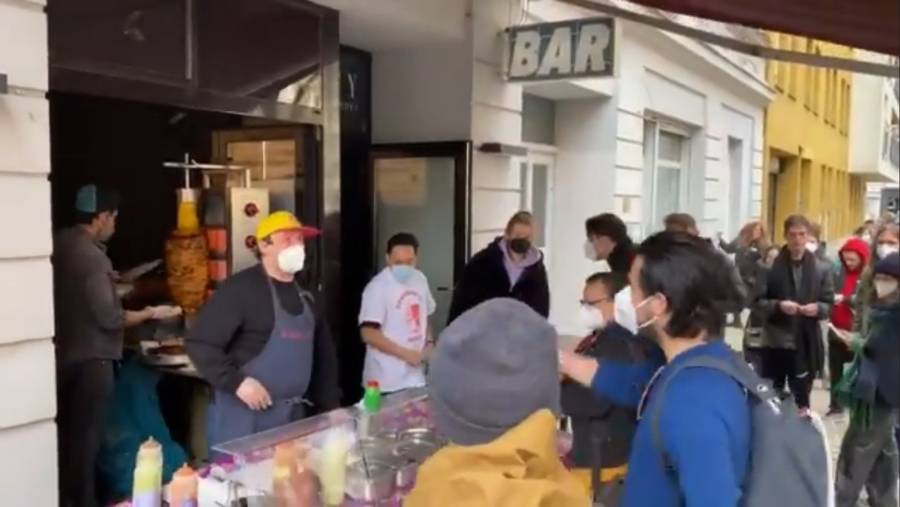 Video: ¡En su propio país, alemanes hacen fila para comer tacos al pastor!