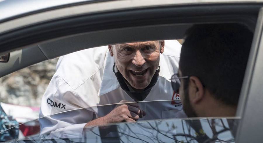 Entre mentadas de madre Alfredo Adame lleva a cabo su campaña política