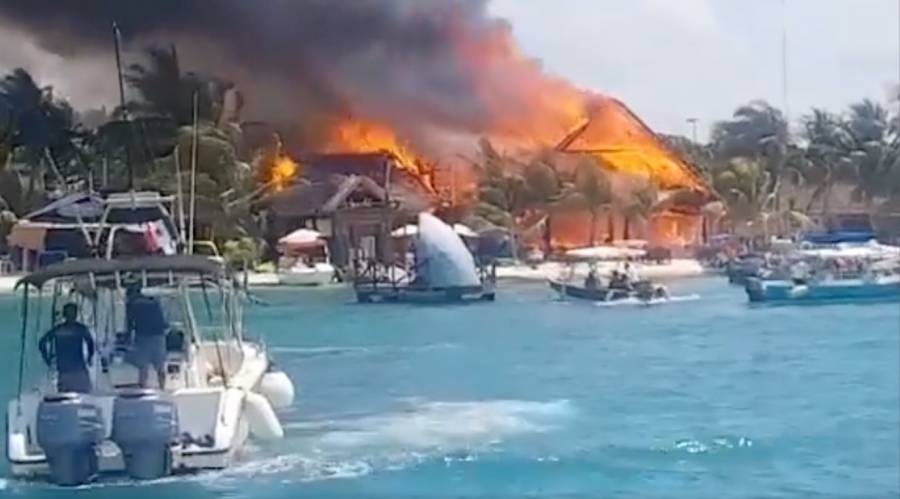 Incendio arrasa una decena de restaurantes en Isla Mujeres