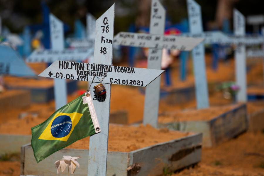 Más de 400 mil muertes por Covid-19 en Brasil