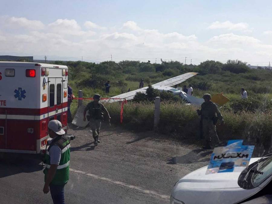 En Nuevo León se desploma avioneta en la carretera a Laredo