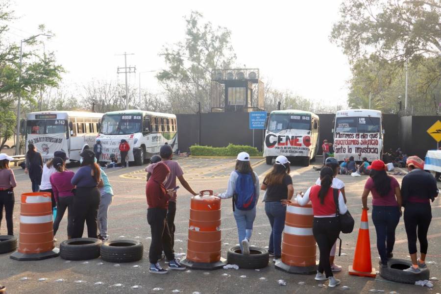Normalistas liberan aeropuerto en Oaxaca tras cuatro d&iacute;as de bloqueo