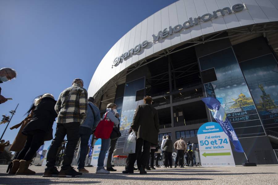 Francia vacunará a empleados de aerolíneas que viajen a países de riesgo