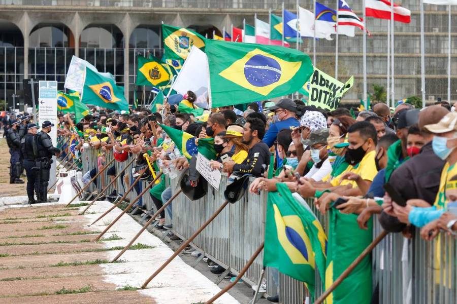 Brasileños participan en manifestaciones pro-Bolsonaro en plena pandemia