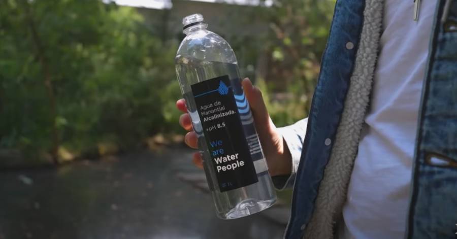 Juanpa Zurita lanza “Walter People” su nueva marca de agua de manantial