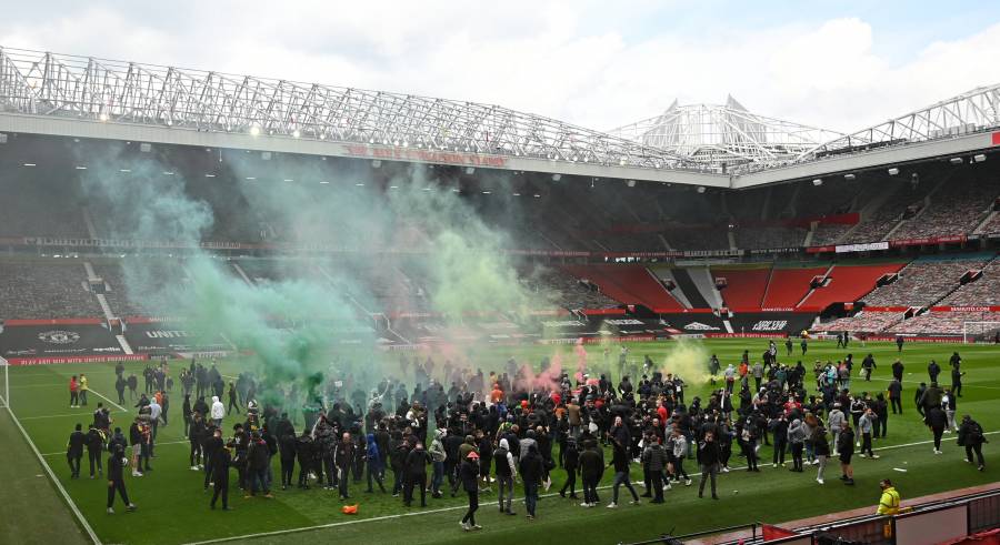Aficionados ingresan a Old Trafford y se pospone el Manchester United vs Liverpool
