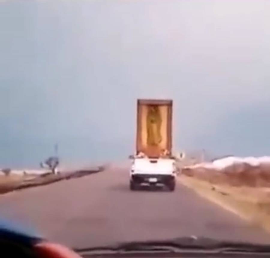 Video: Mujer se disculpa con la Virgen, luego de que una imagen religiosa cayera de una camioneta