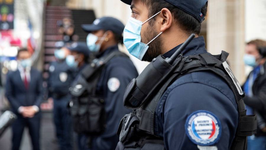 Macrofiesta es interrumpida por policías en Francia