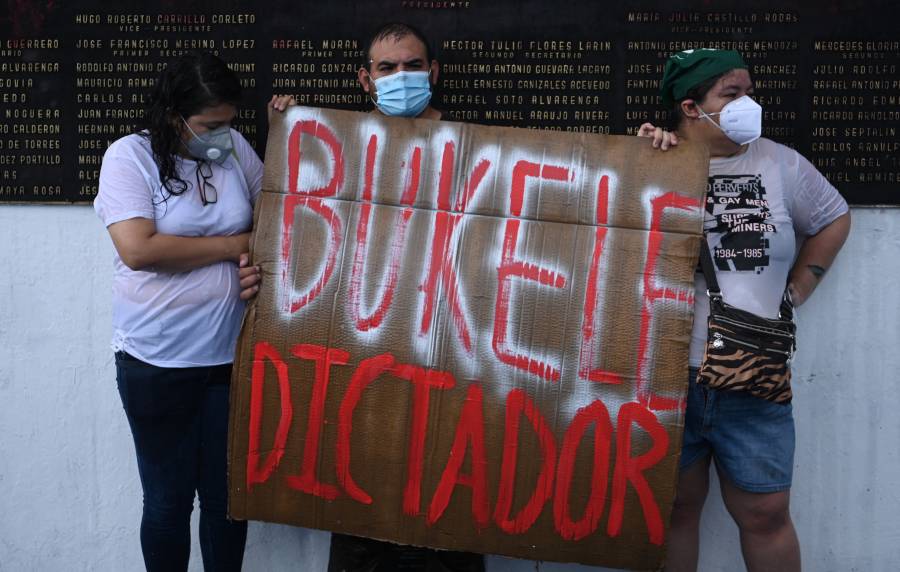 Amaga Bukele con m&aacute;s destituciones
