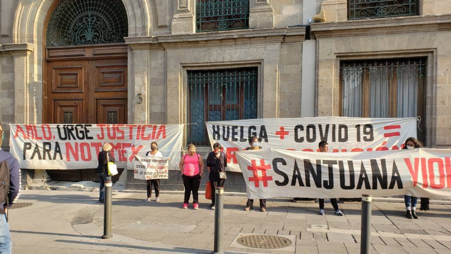 Huelguistas se manifiestan en Palacio Nacional por estancamiento de negociación