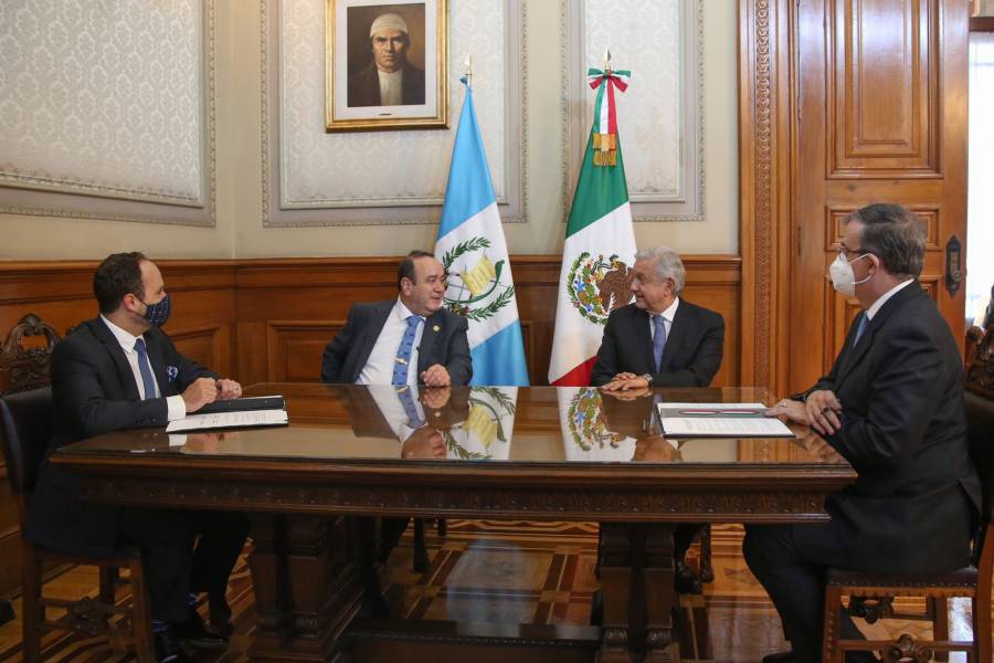 Acuerdan México y Guatemala atender migración irregular