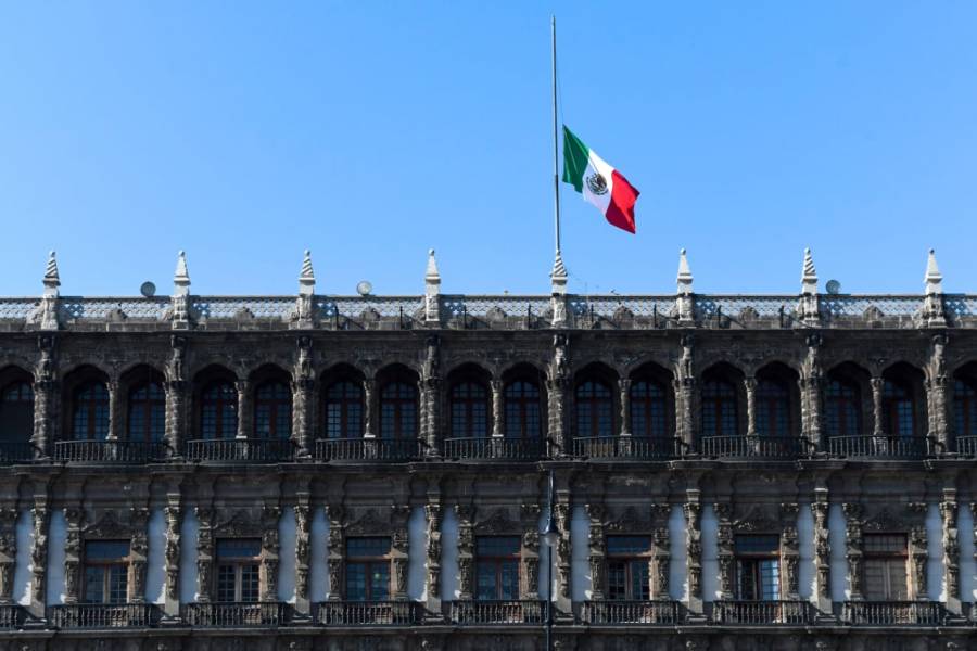 Bandera de México ondea a media asta en la CDMX en señal de luto a las víctimas de la Línea 12