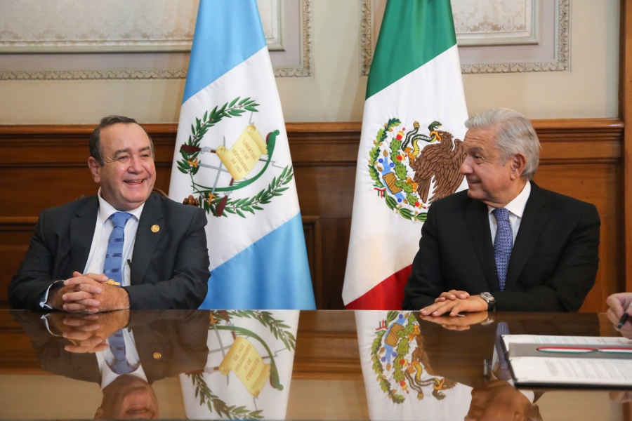 Acuerdan México y Guatemala atender migración irregular