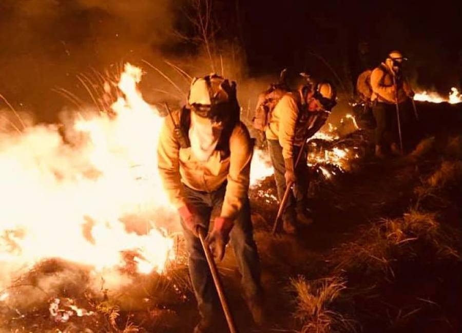 Se registra fuerte incendio forestal en Cerro de la Cruz de Uruapan
