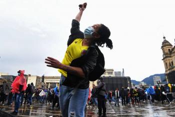 Contin&uacute;an las protestas en Colombia; comunidad internacional denuncia excesos de la fuerza p&uacute;blica