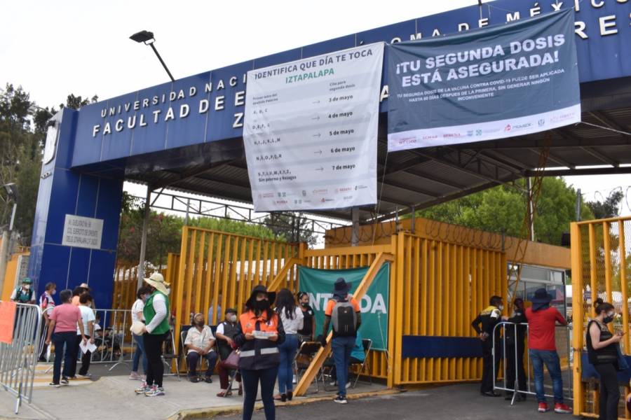 Adultos mayores de Iztapalapa acuden por su segunda dosis contra Covid-19 en la FES Zaragoza