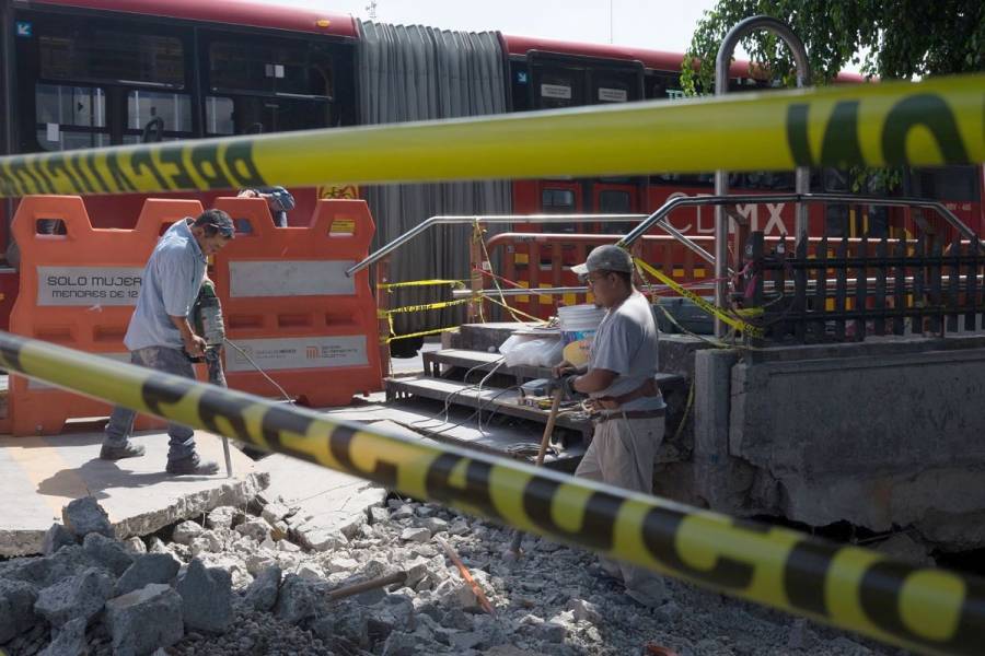 Cierran carriles del Eje 1 Norte por profundo socavón