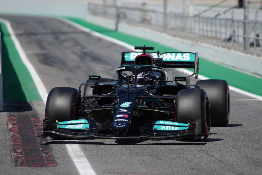 Lewis Hamilton firma su pole position 100 en GP de España; Checo Pérez saldrá 8