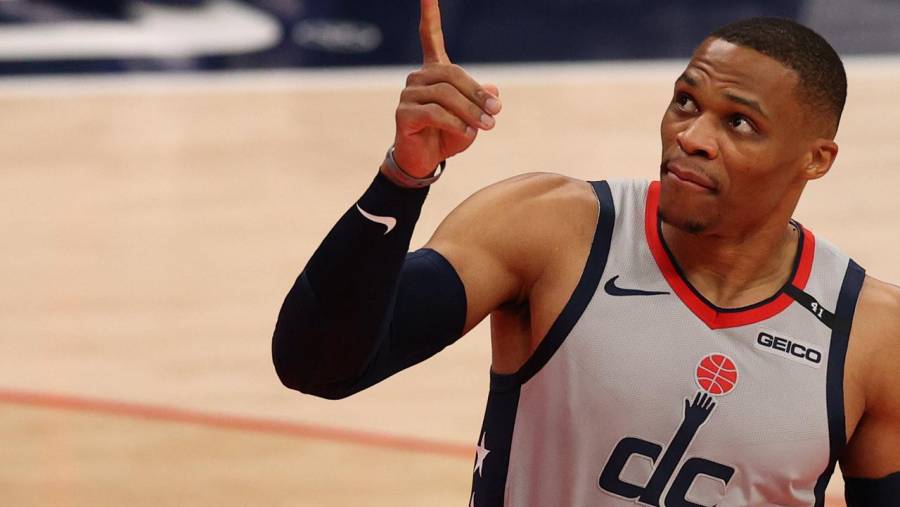 Westbrook iguala el récord en la NBA de triple dobles de Oscar Robertson