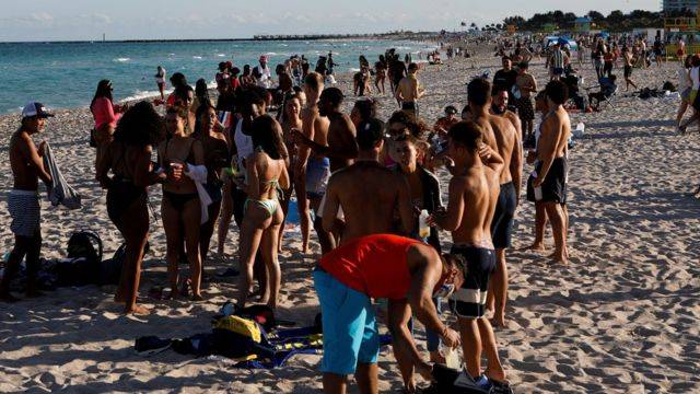 Turistas latinoamericanos viajan a Miami Beach para vacunarse