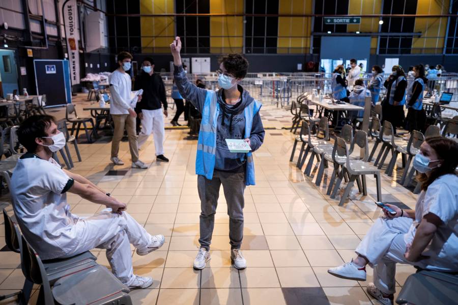 En Francia, serán vacunadas las personas mayores de 50 años de edad
