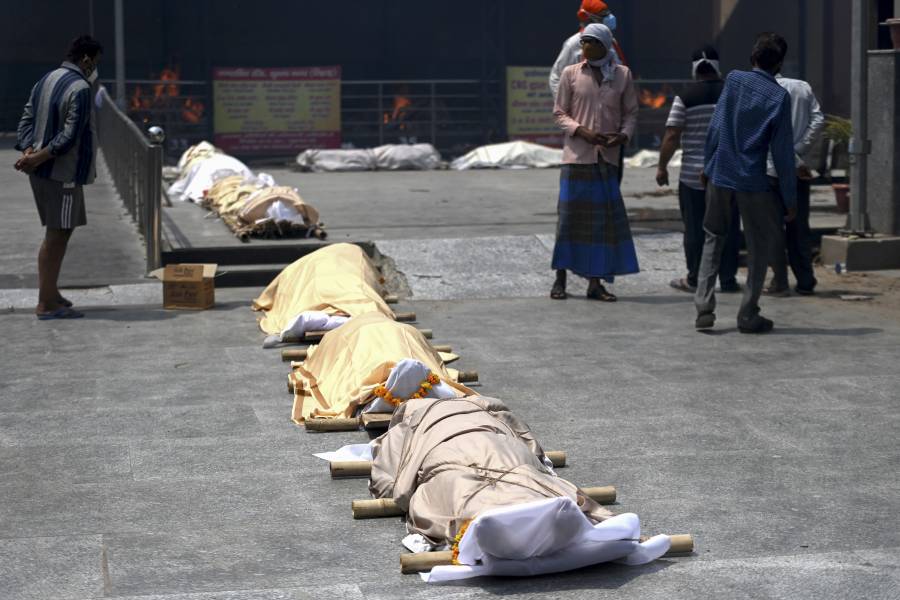 En India tiran cuerpos de personas fallecidas por Covid-19 al río Ganges