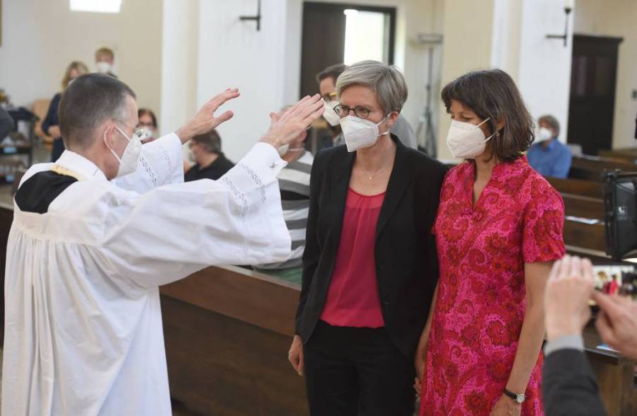 Sacerdotes alemanes desafían al Vaticano respecto a parejas del mismo sexo