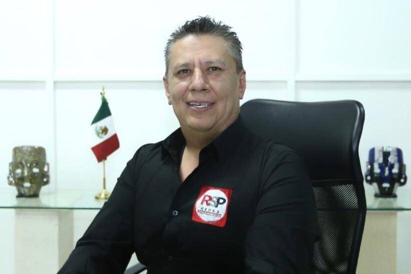Firma candidato compromisos por Iztapalapa, destacando salud