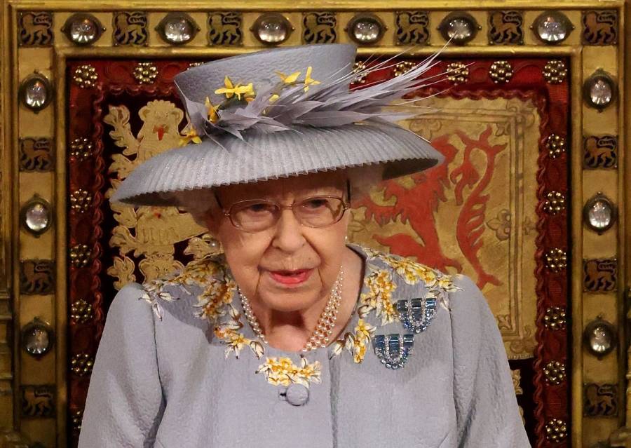 Isabel II reaparece para presentar el programa de 